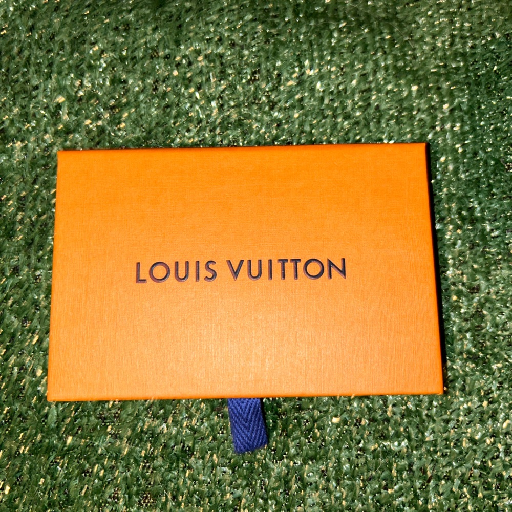•Authentic Louis Vuitton clip on card holder